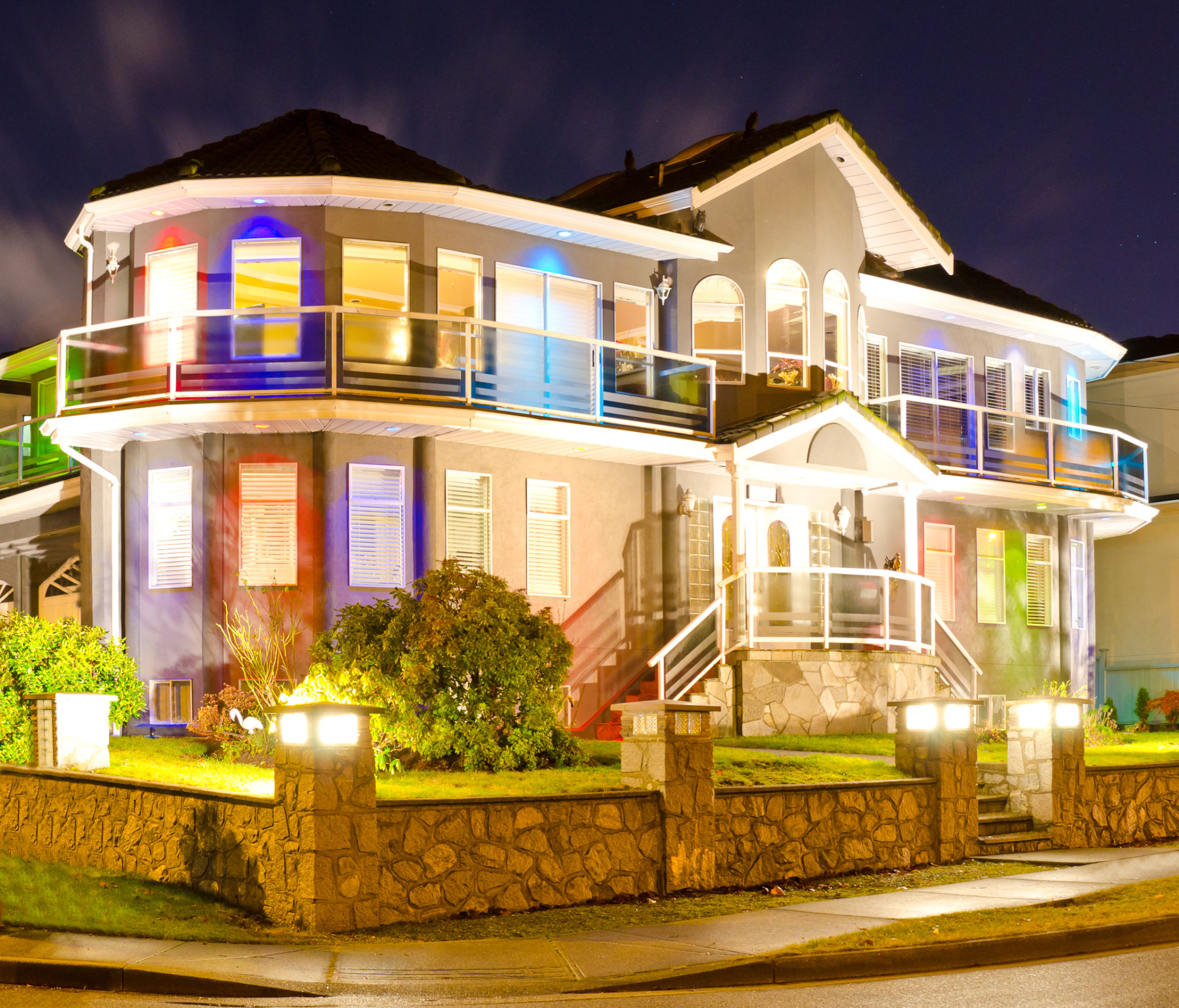 Luxury home image via Shutterstock.