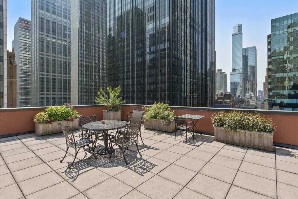 Luxury listing: Midtown one-bedroom off 5th Ave.