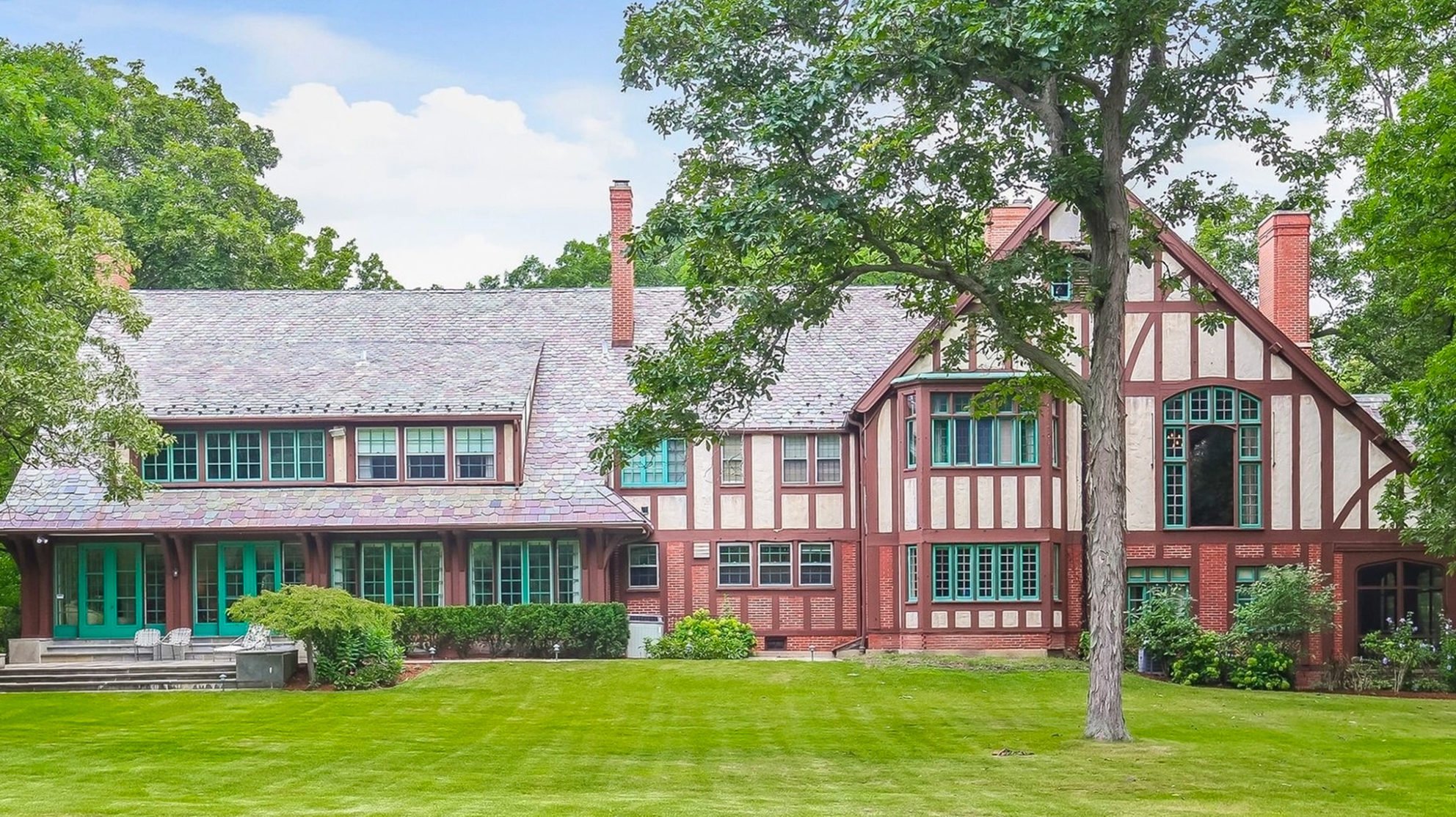 Vacuum magnate Hoover's estate hits market as priciest Chicago burbs home